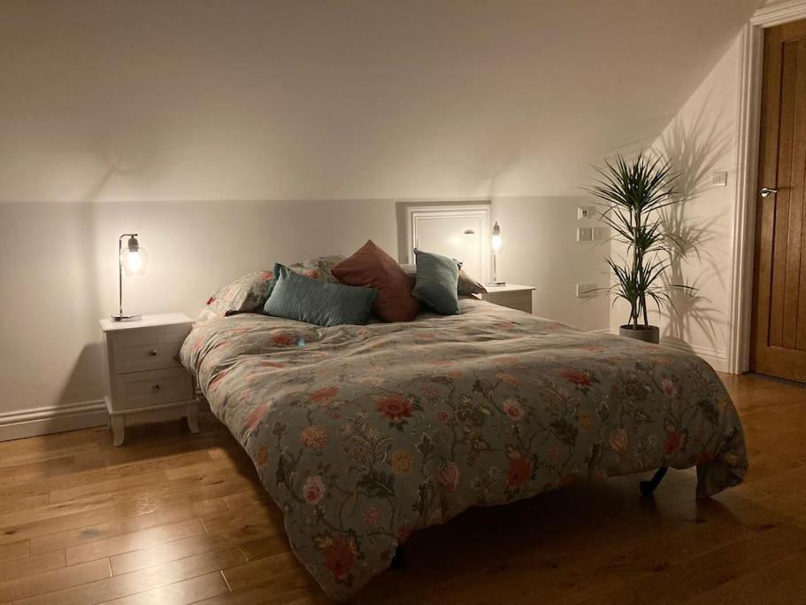 The Hideaway - Village Retreat With Woodland Views Smeeth 외부 사진